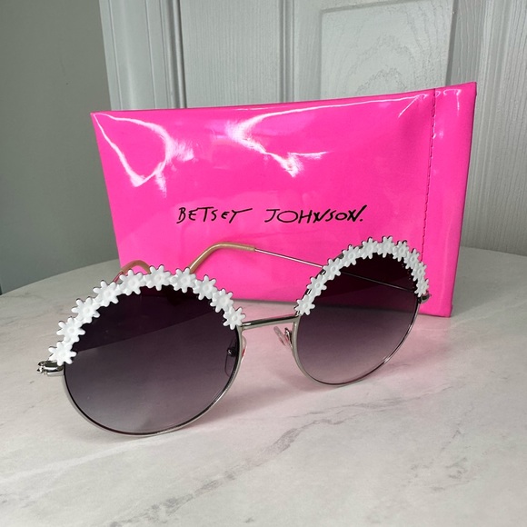 Betsey Johnson Accessories - Betsey Johnson Flower Daisy Sunglasses